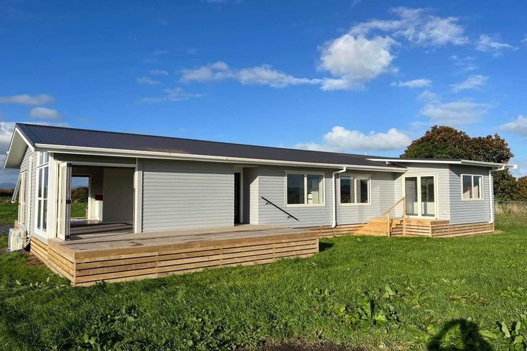 Photo of property in 32 Canal Road West, Waitakaruru, Ngatea, 3576