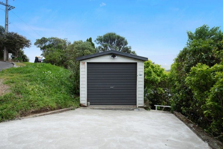 Photo of property in 135 Ruskin Road, Newlands, Wellington, 6037