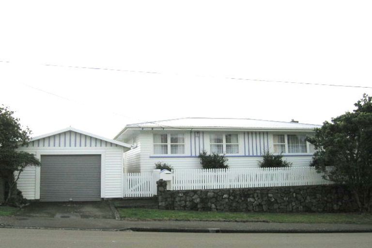 Photo of property in 27 Cara Crescent, Paparangi, Wellington, 6037