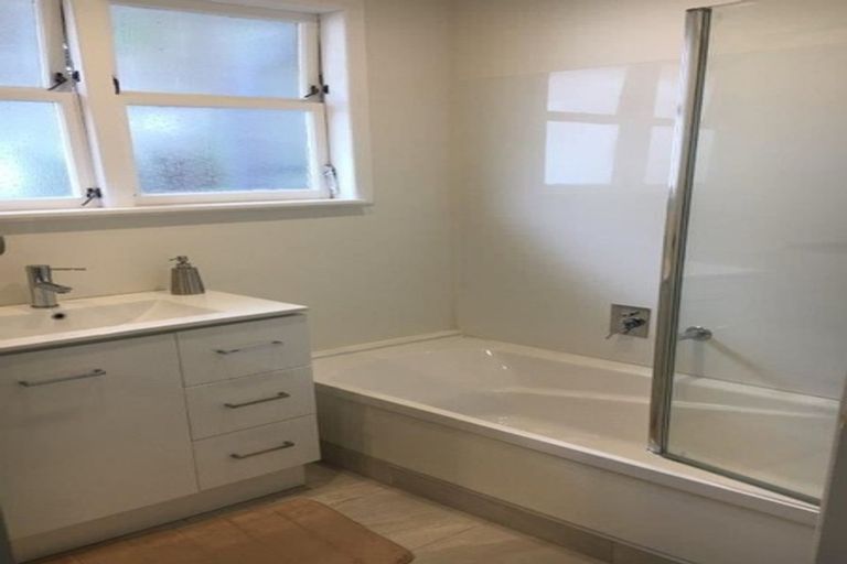 Photo of property in 60 Colwill Road, Massey, Auckland, 0614