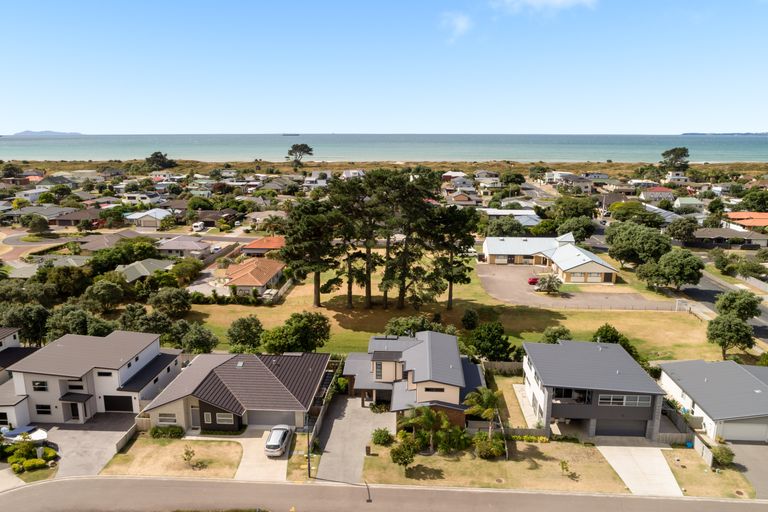 Photo of property in 6 Ella Place, Papamoa Beach, Papamoa, 3118