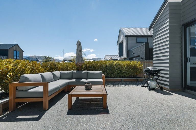 Photo of property in 4 Matakanui Lane, Wanaka, 9305