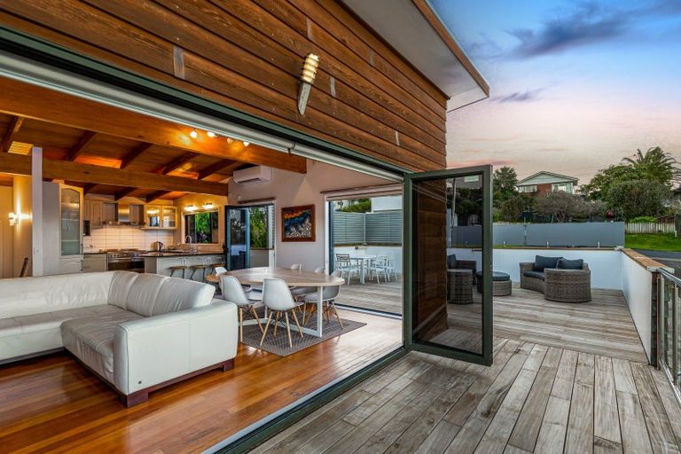 Photo of property in 35 Masterton Road, Rothesay Bay, Auckland, 0630