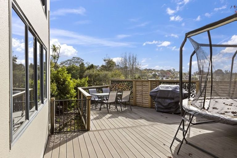 Photo of property in 2/4 Idyll Place, Northcross, Auckland, 0632