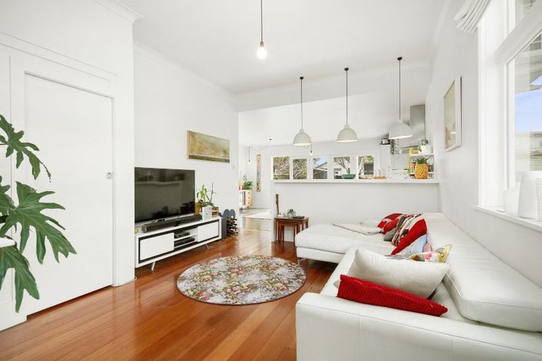 Photo of property in 129 Onepu Road, Lyall Bay, Wellington, 6022