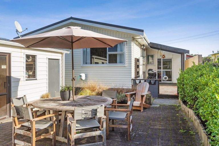 Photo of property in 105 Awanui Street, Merrilands, New Plymouth, 4312