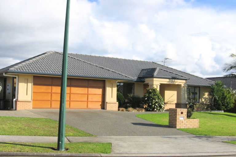 Photo of property in 6 Newry Close, East Tamaki Heights, Auckland, 2016