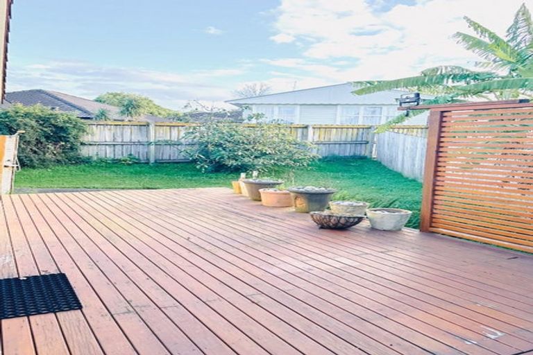 Photo of property in 2/13 Phoenix Place, Papatoetoe, Auckland, 2025