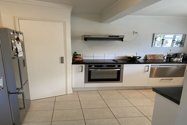 Photo of property in 1/2 Heathcote Road, Castor Bay, Auckland, 0620