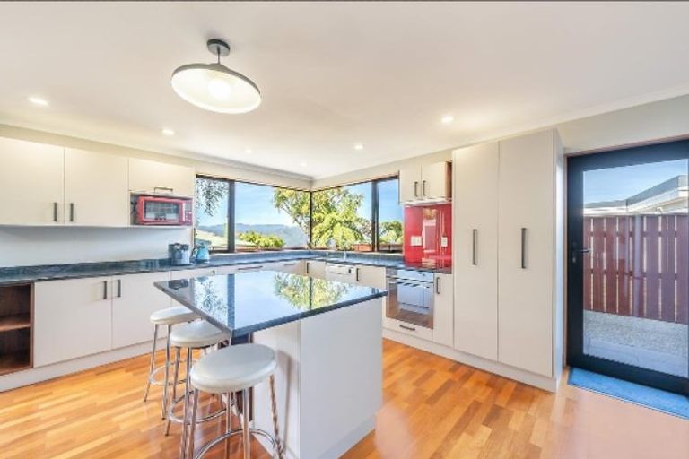 Photo of property in 21 Poto Road, Normandale, Lower Hutt, 5010