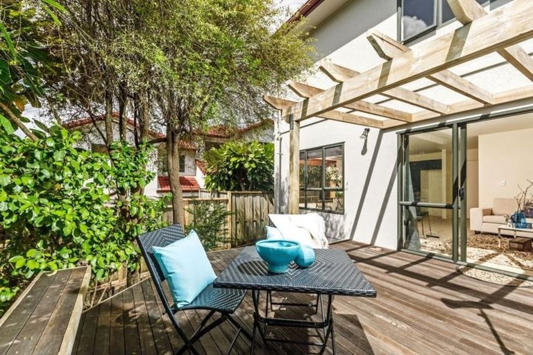 Photo of property in 4/42 Fields Parade, Oteha, Auckland, 0632