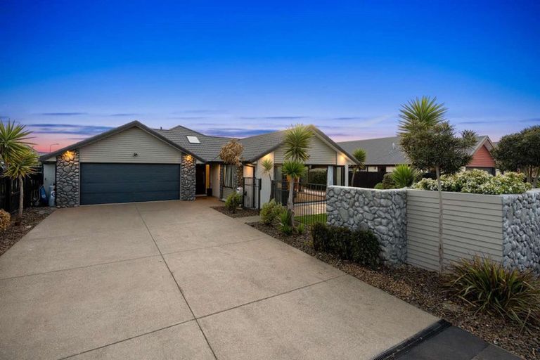 Photo of property in 27 Foresters Crescent, Parklands, Christchurch, 8083