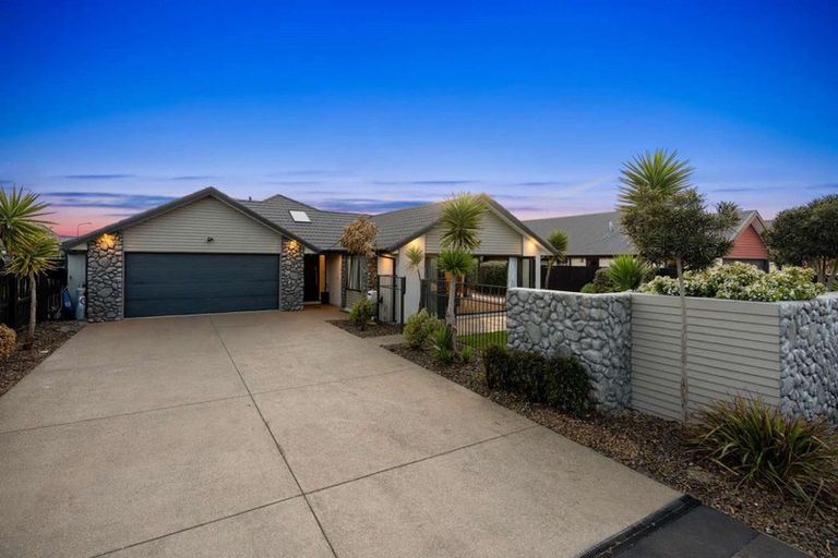 Photo of property in 27 Foresters Crescent, Parklands, Christchurch, 8083