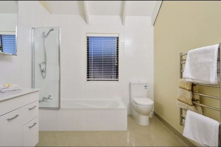 Photo of property in 2/23 Sunnynook Road, Forrest Hill, Auckland, 0620