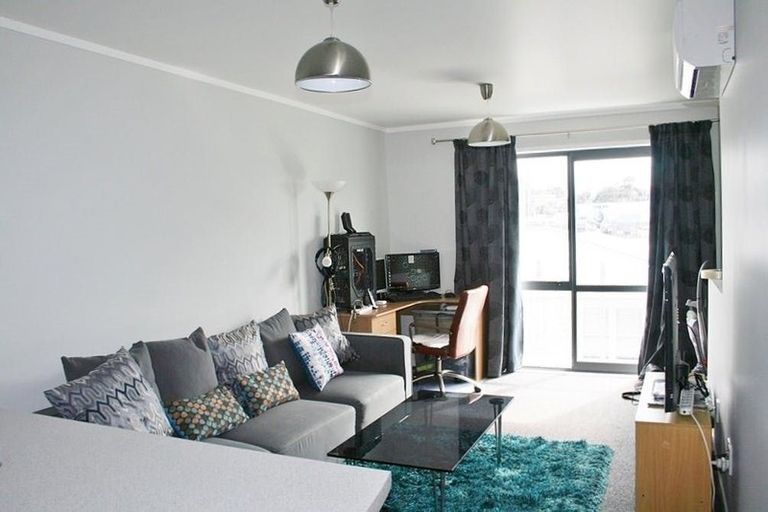 Photo of property in 16a Woodall Place, Totara Vale, Auckland, 0627