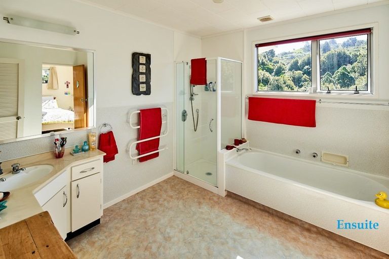 Photo of property in 5 Panorama Grove, Harbour View, Lower Hutt, 5010