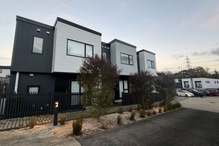 Photo of property in 2/26 Toru Street, Te Atatu Peninsula, Auckland, 0610