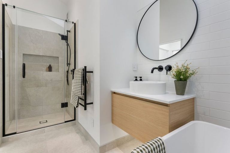 Photo of property in 34 Peach Road, Glenfield, Auckland, 0629