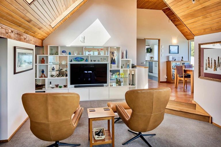 Photo of property in 1 Roys Road, Plimmerton, Porirua, 5026