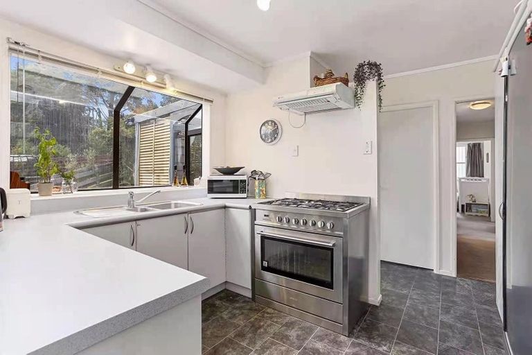 Photo of property in 17 Castleford Street, Green Bay, Auckland, 0604