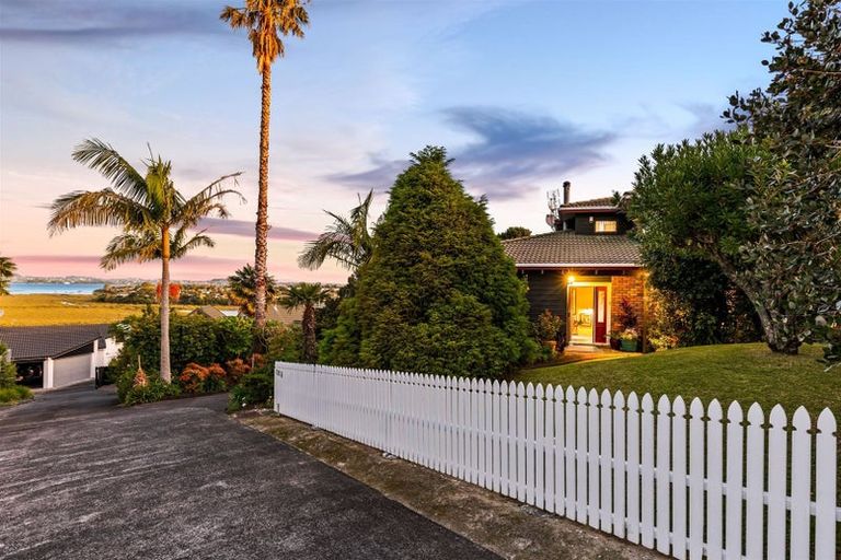 Photo of property in 1/181 Luckens Road, West Harbour, Auckland, 0618