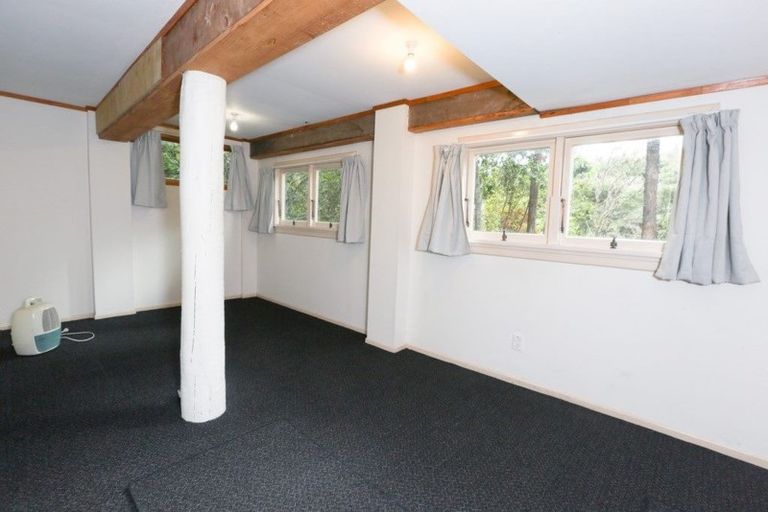 Photo of property in 64 Mountain Road, Henderson Valley, Auckland, 0612