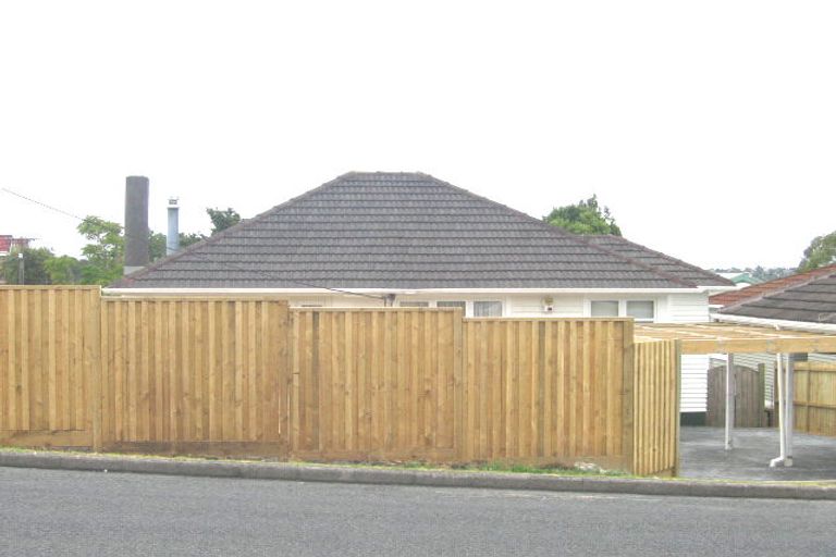 Photo of property in 1/18 Roberts Road, Glenfield, Auckland, 0629