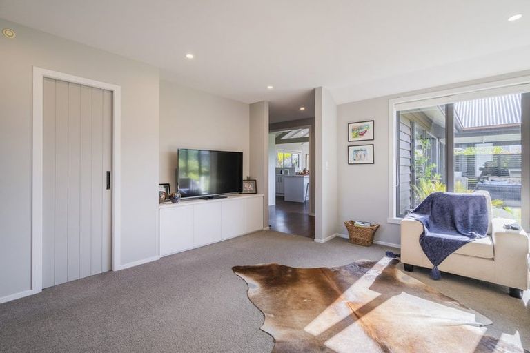 Photo of property in 18 Topping Place, Whitianga, 3510