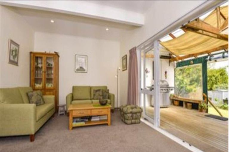 Photo of property in 11 Otakau Road, Milford, Auckland, 0620