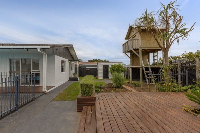Photo of property in 23 Featherston Street, Levin, 5510