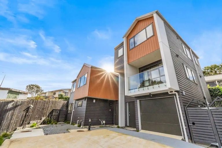 Photo of property in 10/6 Woodhouse Place, West Harbour, Auckland, 0618