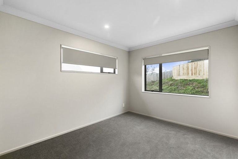 Photo of property in 16 Brindle Way, Newlands, Wellington, 6037