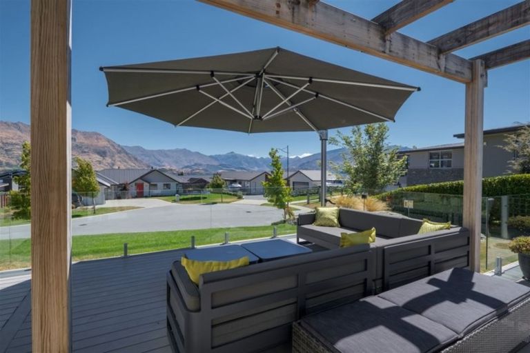 Photo of property in 16 Urquhart Place, Wanaka, 9305