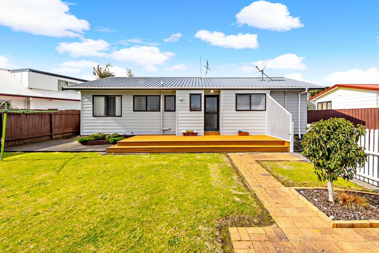 Photo of property in 28 Seaward Place, Wattle Downs, Auckland, 2103