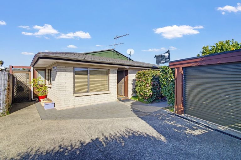 Photo of property in 2/18 Glengowan Place, Conifer Grove, Takanini, 2112