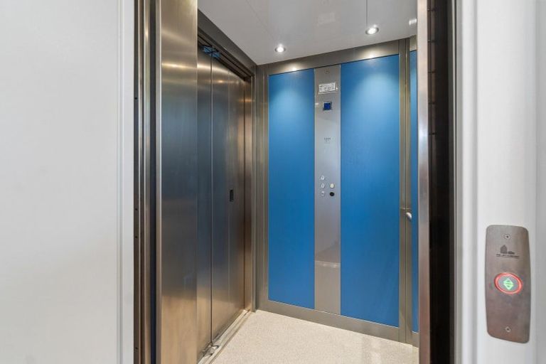 Photo of property in 48 Stanley Point Road, Stanley Point, Auckland, 0624