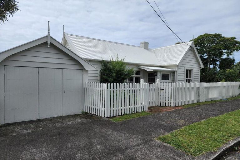 Photo of property in 49 Gilbert Street, New Plymouth, 4310