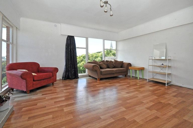 Photo of property in 2/390 Glenfield Road, Glenfield, Auckland, 0629