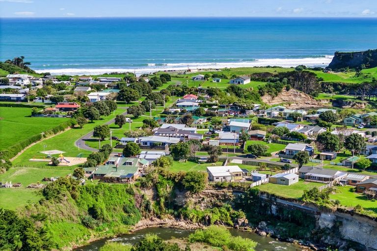 Photo of property in 6 Kawei Road, Ohawe, Hawera, 4671