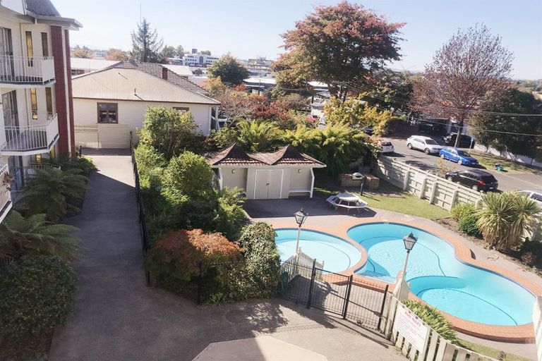 Photo of property in 1/10 Hunter Street, Hamilton Lake, Hamilton, 3204