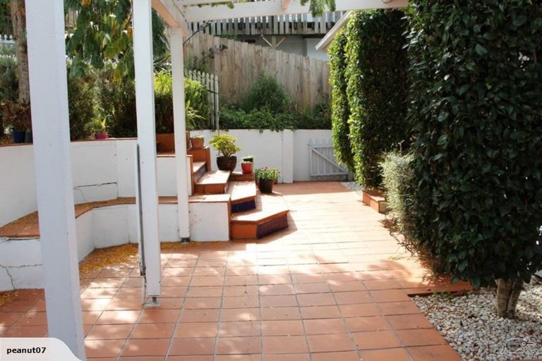 Photo of property in 2/18 Limmer Place, Browns Bay, Auckland, 0632