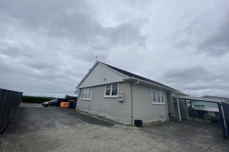Photo of property in 1/47 Luckens Road, West Harbour, Auckland, 0618