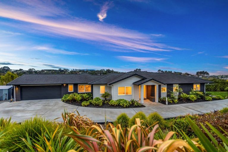 Photo of property in 60 Roberts Road, Matakatia, Whangaparaoa, 0930