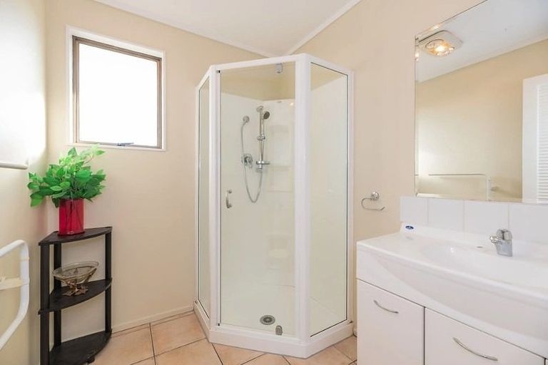 Photo of property in 13 Freyberg Crescent, Waikanae Beach, Waikanae, 5036