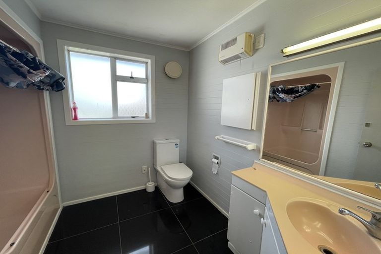 Photo of property in 15 Amberley Avenue, Te Atatu South, Auckland, 0610