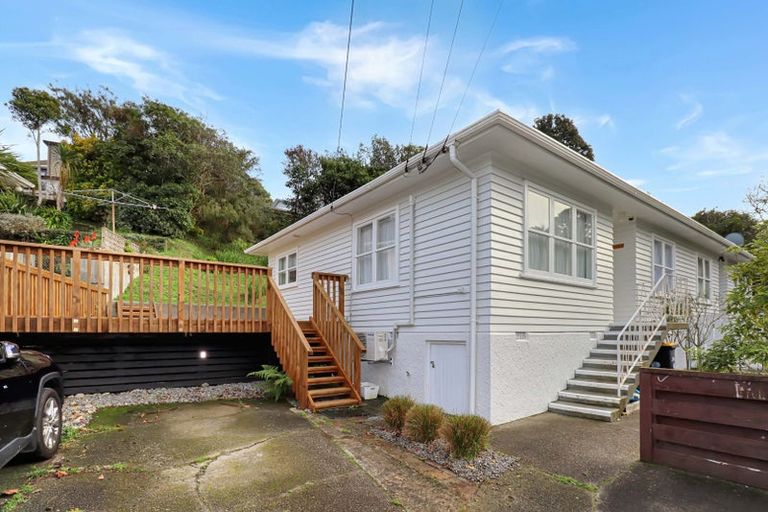 Photo of property in 16 Redwood Avenue, Tawa, Wellington, 5028