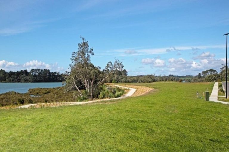 Photo of property in 16 Tahuna Minhinnick Drive, Glenbrook, 2681