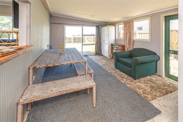 Photo of property in 16 Coleman Avenue, Waverley, 4591