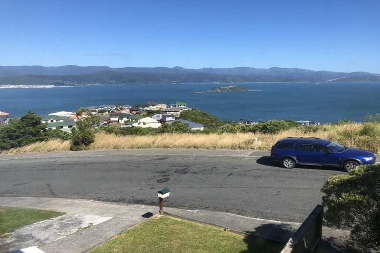 Photo of property in 5a Sunhaven Drive, Newlands, Wellington, 6037