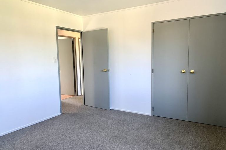 Photo of property in 2/87 Fairclough Road, Beach Haven, Auckland, 0626